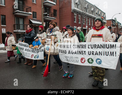 Montreal, Canada. 15 dic 2014. Nativo di camminatori Cree contro lo sviluppo di uranio nella loro regione di arrivare alla città di Montreal dopo un 850 km a piedi in frigida temperature invernali. Il gruppo sinistra Cree comunità di Mistissini situato in James-Bay il 23 novembre 2014. Con questo marzo Cree giovani sono determinato a dimostrare che essi sono contrari a qualsiasi sviluppo di uranio sulla loro vasta terra di 350 000km Credito: Megapress/Alamy Live News Foto Stock