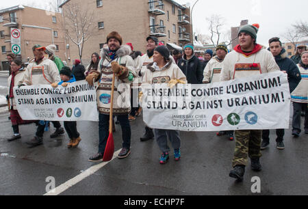 Montreal, Canada. 15 dic 2014. Nativo di camminatori Cree contro lo sviluppo di uranio nella loro regione di arrivare alla città di Montreal dopo un 850 km a piedi in frigida temperature invernali. Il gruppo sinistra Cree comunità di Mistissini situato in James-Bay il 23 novembre 2014. Con questo marzo Cree giovani sono determinato a dimostrare che essi sono contrari a qualsiasi sviluppo di uranio sulla loro vasta terra di 350 000km Credito: Megapress/Alamy Live News Foto Stock