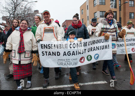 Montreal, Canada. 15 dic 2014. Nativo di camminatori Cree contro lo sviluppo di uranio nella loro regione di arrivare alla città di Montreal dopo un 850 km a piedi in frigida temperature invernali. Il gruppo sinistra Cree comunità di Mistissini situato in James-Bay il 23 novembre 2014. Con questo marzo Cree giovani sono determinato a dimostrare che essi sono contrari a qualsiasi sviluppo di uranio sulla loro vasta terra di 350 000km Credito: Megapress/Alamy Live News Foto Stock