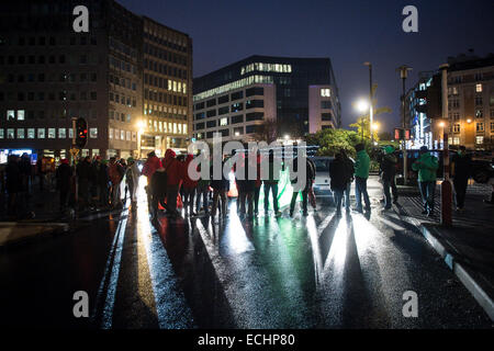 Bruxelles, Belgio. 15 dic 2014. Gli unionisti blocco rotatoria Schuman al centro del quartiere europeo come una 24 ore di sciopero generale è tenuto a protestare contro le misure di austerità adottate dal governo. © Wiktor Dabkowski/ZUMA filo/Alamy Live News Foto Stock