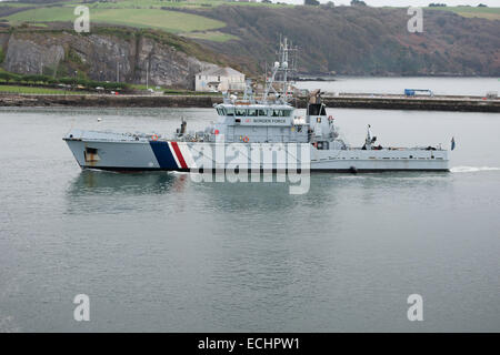 Plymouth, Devon, Inghilterra, Regno Unito. 15 dic. 2014. UK Border vigore della nuovissima taglierina, HMC protettore, entrato in servizio nel marzo 2014, di pattuglia in Plymouth Sound. Foto Stock