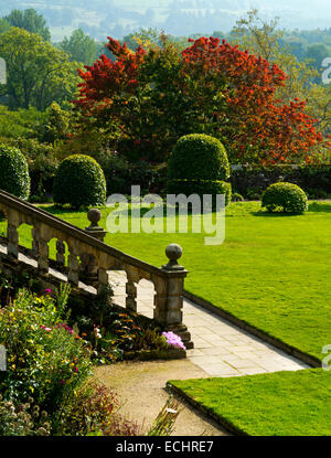 Haddon Hall giardino vicino a Bakewell nel distretto di Peak Derbyshire Dales England Regno Unito una casa medievale di proprietà del Duca di Rutland Foto Stock