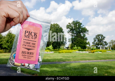 Saint St. Louis Missouri,Forest Park,Urban public Park,Art abandonment Project,community art project,plast bag,necklace,hand,MO140831113 Foto Stock