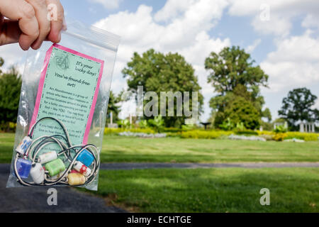 Saint St. Louis Missouri,Forest Park,Urban public Park,Art abandonment Project,community art project,plast bag,necklace,hand,MO140831114 Foto Stock