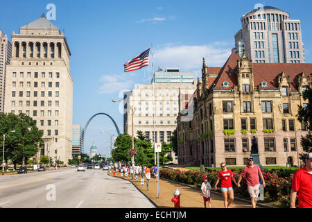 Saint St. Louis, Missouri, Market Street, St Louis Gateway Mall, Gateway Arch, Street scene, arco, edificio, punto di riferimento, Municipio, edificio della Corte civile, 22 Ju Foto Stock