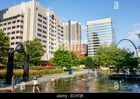 Saint St. Louis, Missouri, Market Street, St Louis Gateway Mall, Gateway Arch, Peabody Energy, edificio di uffici, skyline, Citygarden, parco urbano, scultura gard Foto Stock