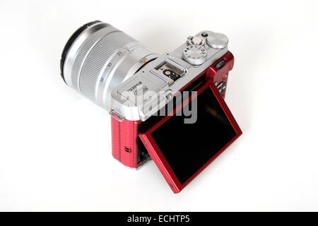 Fujifilm Fuji X - Serie fotocamera X-A1 in rosso e argento per dare un elegante aspetto alla moda. Il 15 Dicembre 2014 Foto Stock