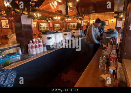 Vin brulé chalet bar a tema alla Tate Modern Il Mercatino di Natale a Londra, Regno Unito Foto Stock