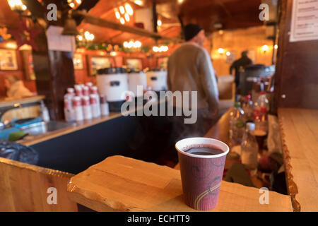 Vin brulé chalet bar a tema alla Tate Modern Il Mercatino di Natale a Londra, Regno Unito Foto Stock