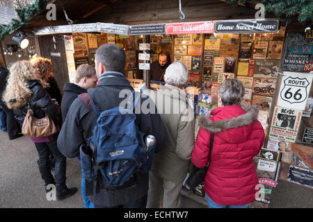 Gli acquirenti di occupato al 2014 Mercatino di Natale al di fuori della Tate Modern Gallery a Londra il South Bank Foto Stock