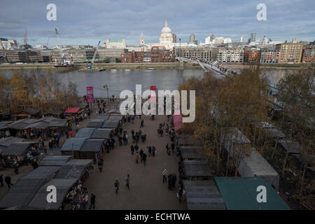 Vista aerea del Mercatino di Natale a Londra la Tate Modern Gallery con la Cattedrale di St Paul e il fiume Tamigi in background Foto Stock