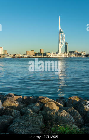 Spinnaker Tower vista da Gosport Foto Stock