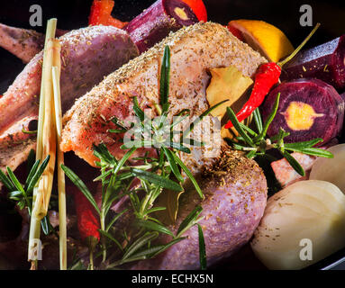 Faraona preparare verdura per teglia. salute sano cibo erbe aromatiche spezie peperoni rossi Carote Sedani basilico rosmarino cu Foto Stock