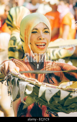 Ballerini in parata durante il Sinulog festival celebrazioni a Cebu City delle Filippine. Foto Stock