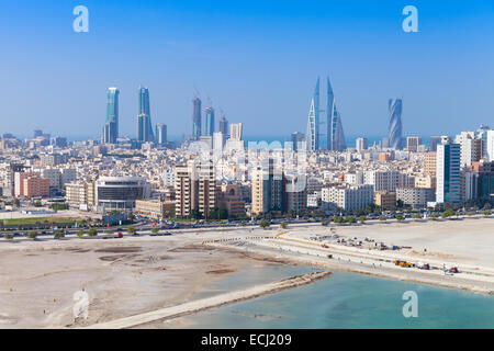 Bird view di Manama City, in Bahrain. Skyline con moderni grattacieli permanente sulla costa del Golfo Persico Foto Stock