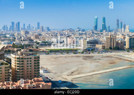 Bird view di Manama City, in Bahrain. Skyline con moderni grattacieli permanente sulla costa del Golfo Persico Foto Stock