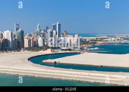 Bird view di Manama City, in Bahrain. Skyline con moderni grattacieli permanente sulla costa del Golfo Persico Foto Stock