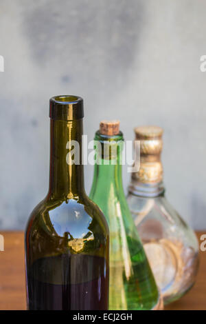 Impilati fino al vino un bottiglie in luogo. Foto Stock
