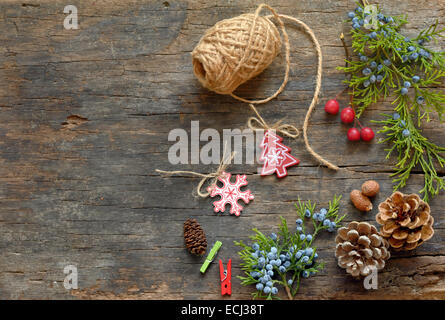 Decorazione di natale su sfondo di legno Foto Stock