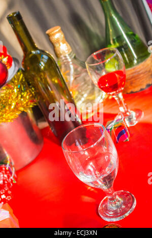Bicchiere di vino posto su uno sfondo di colore rosso. Foto Stock