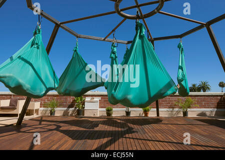 Un gruppo di antenna esegue lo yoga. Foto Stock