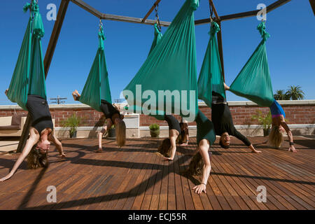 Un gruppo di antenna esegue lo yoga. Foto Stock