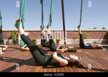 Un gruppo di antenna esegue lo yoga. Foto Stock