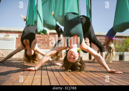 Un gruppo di antenna esegue lo yoga. Foto Stock