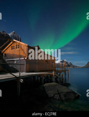 Luci del nord - Aurora Boreale brillare nel cielo sopra abbandonato Rorbu cabina, Valen, vicino a Reine, Moskenesøy, Isole Lofoten in Norvegia Foto Stock