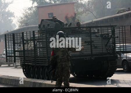 Peshawar. Xvi Dec, 2014. Esercito pakistano soldati prendere parte a un'operazione contro i militanti vicino al sito di attacco nel nord-ovest del Pakistan Peshawar del 16 dicembre, 2014. Almeno 14 persone di cui 12 bambini sono stati uccisi e 30 altri feriti come un gruppo di militanti ha lanciato un attacco contro un esercito-run scuola pubblica nella città di Peshawar della Northwest Khyber Pakhtunkhwa provincia del Pakistan il martedì mattina, i media locali hanno riferito. © Ahmad Sidique/Xinhua/Alamy Live News Foto Stock