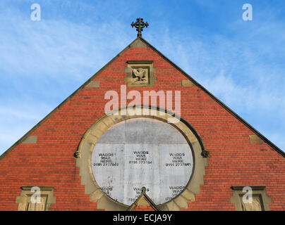 Chiesa in disuso con imbarcato finestra fino a Whitley Bay, a nord-est dell' Inghilterra Foto Stock