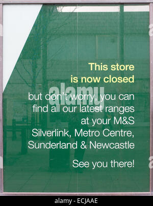 Segno sulla finestra chiusa di Marks & Spencer's store a South Shields, North East England Regno Unito Foto Stock