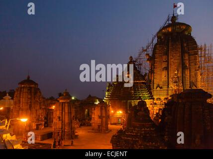 India, Odisha, Bhubaneswar, tempio Lingaraj al tramonto Foto Stock