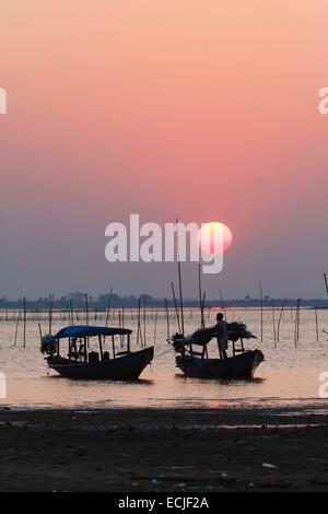 India, Odisha, Satapada, tramonto sulla laguna Chilika, barche Foto Stock