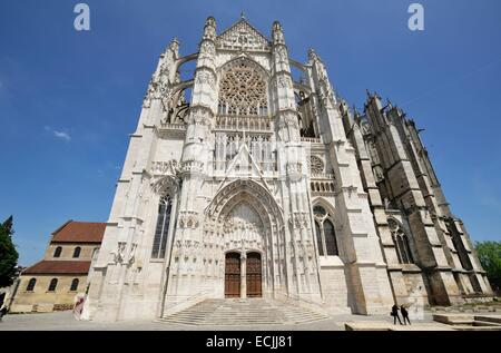 Francia, Oise, Beauvais, Saint Pierre Cattedrale costruita tra il XIII e il XVI secolo, portico sulla facciata sud, due donne in nero sul sagrato Foto Stock