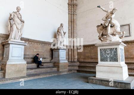 L'Italia, Toscana, Firenze, Piazza della Signoria, Sito Patrimonio Mondiale dell'UNESCO, la Loggia della Signoria o Loggia dei Lanzi Foto Stock