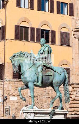 L'Italia, Toscana, Firenze, Sito Patrimonio Mondiale dell'UNESCO, Piazza Signoria, Cosimo I de' Medici la statua del Giambologna, 1587 Foto Stock