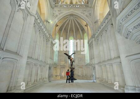 Francia, Oise, Pierrefonds, castello costruito nel XIV secolo da Luigi di Orleans e rinnovato da Viollet le Duc nel XIX secolo, la cappella, due uomini guardando la scultura di San Michele Arcangelo Foto Stock
