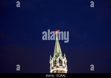 La Russia a Mosca, la stella sulla torre Spasskaya del Cremlino Foto Stock