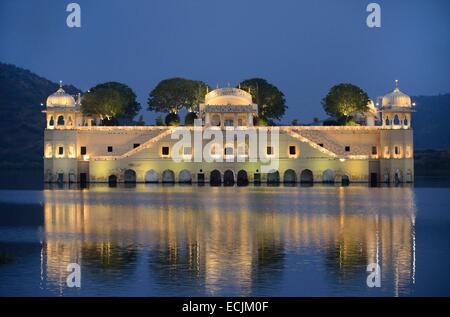 India Rajasthan, Jaipur, la festa di Diwali Jal Mahal Palace di notte Foto Stock