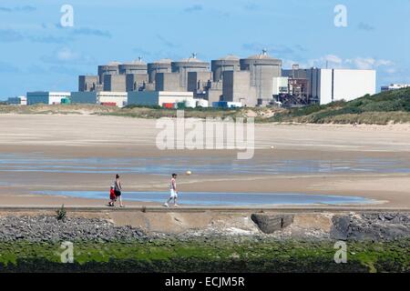 Francia, Nord, Gravelines, famiglia passeggiare lungo il molo Petit Fort Philippe e 6 reattori a Gravelines centrale nucleare Foto Stock