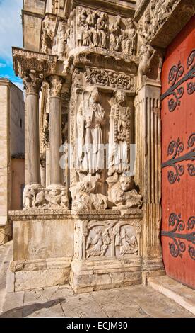 Francia, Gard, Saint Gilles, XII e il XIII secolo abbazia, elencato come patrimonio mondiale dall UNESCO sotto la strada di St Jacques de Compostela in Francia, provenzale stile romanico, verso il basso il montante di sinistra del portale centrale, bassorilievo raffigurante Caino e Abele Foto Stock