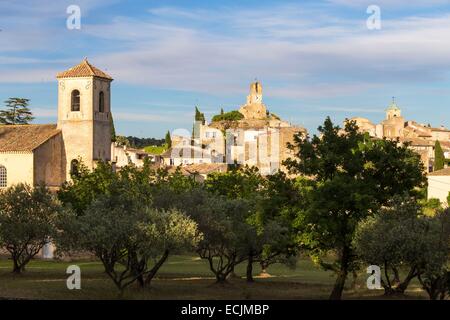 Francia, Vaucluse, Parc Naturel Regional du Luberon (Parco naturale regionale del Luberon), Lourmarin, etichettati Les Plus Beaux Villages de France (i più bei villaggi di Francia), il Tempio Protestante, la torre dell orologio e il chocher di Coira Foto Stock