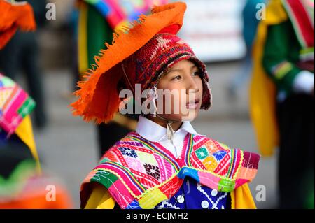 Il Perù, provincia di Cuzco, Cuzco, elencato come patrimonio mondiale dall UNESCO, Corpus Christi festa, per diversi giorni in giugno, sfilano per le strade, la Vergine e i santi della città, la processione dei bambini in costume tradizionale Foto Stock