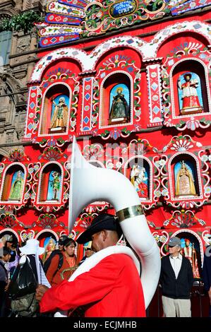 Il Perù, provincia di Cuzco, Cuzco, elencato come patrimonio mondiale dall UNESCO, Corpus Christi festa, per diversi giorni in giugno, sfilano per le strade, la Vergine e i santi della città Foto Stock