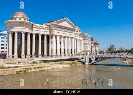 Repubblica di Macedonia Skopje, il Museo Archeologico di Macedonia e il ponte di civiltà Foto Stock