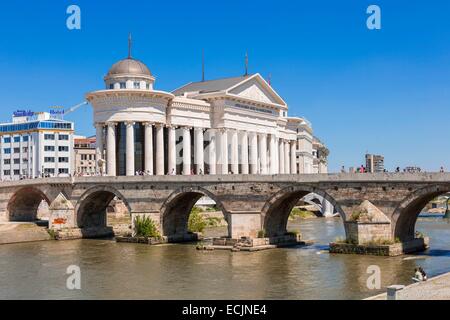 Repubblica di Macedonia Skopje, il ponte di pietra sul fiume Vardar, il Museo Archeologico di Macedonia in background Foto Stock