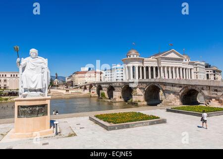 Repubblica di Macedonia Skopje, il ponte di pietra sul fiume Vardar, il Museo Archeologico di Macedonia in background e la statua dell'Imperatore Giustiniano Foto Stock