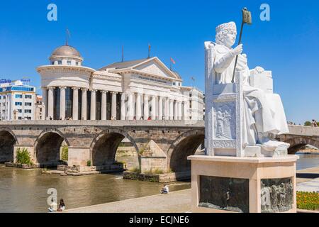 Repubblica di Macedonia Skopje, il ponte di pietra sul fiume Vardar, il Museo Archeologico di Macedonia in background e la statua dell'Imperatore Giustiniano Foto Stock