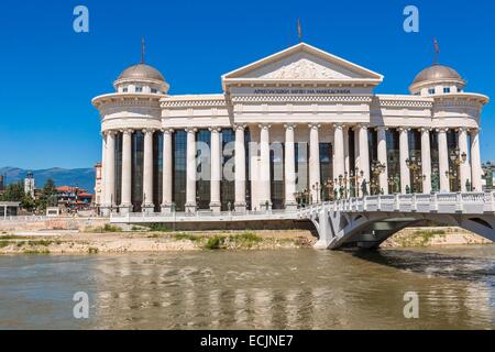 Repubblica di Macedonia Skopje, il Museo Archeologico di Macedonia e il ponte di civiltà Foto Stock